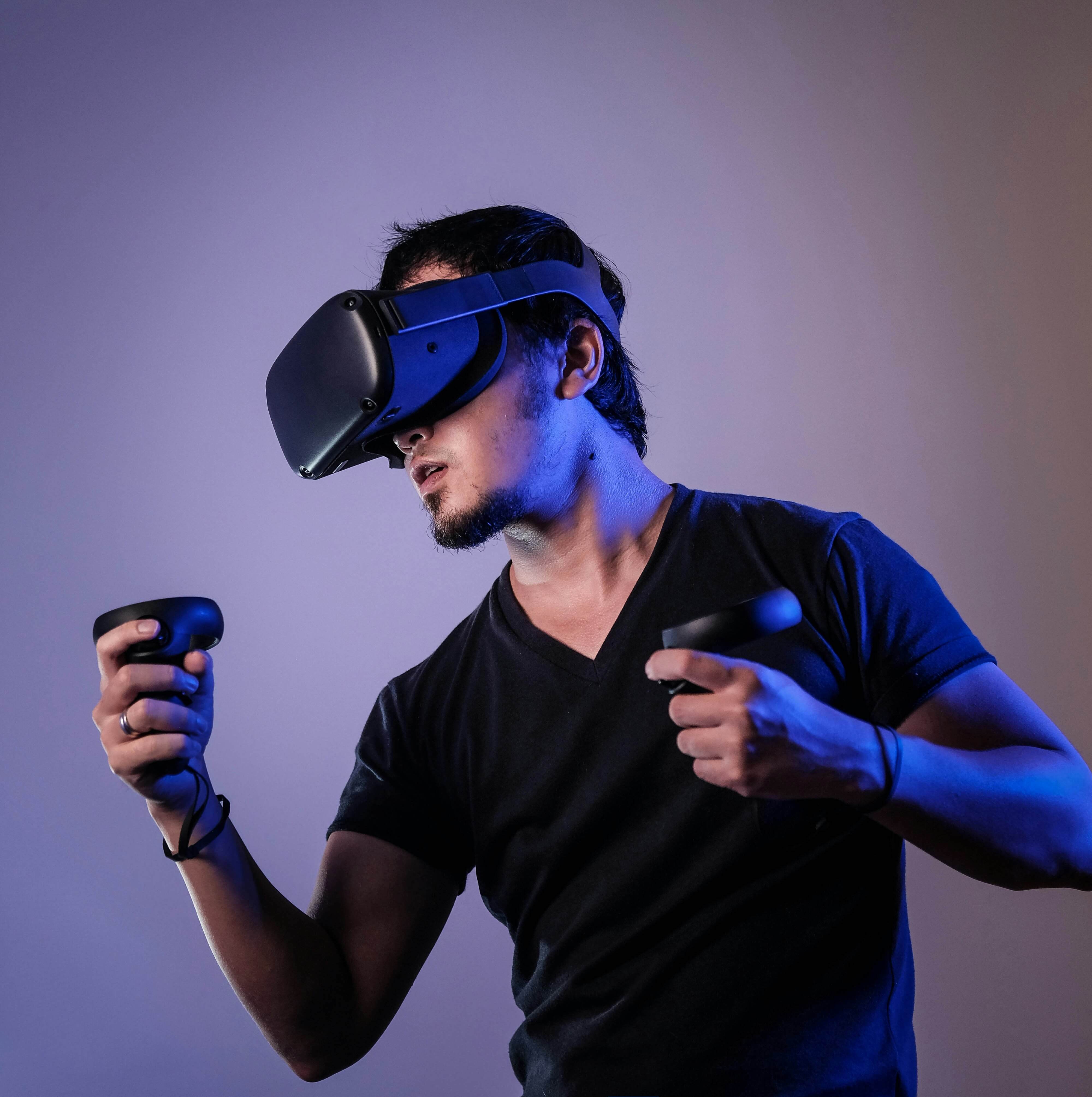 Game developer test een serious game met VR-bril
